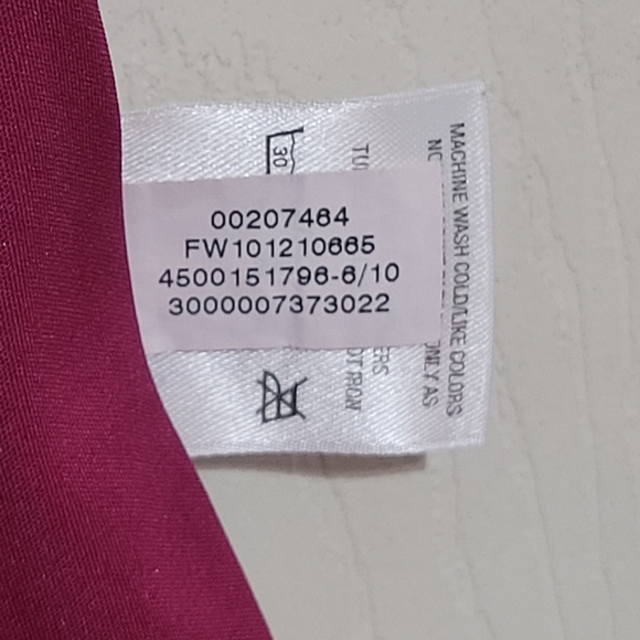 Under Armour Green Heat Gear- Semi Fitted- Womens Size Medium - Color Maroon - Picture 4 of 9